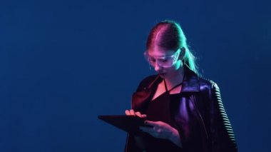 Fütürist teknoloji çevrimiçi çalışma neon kız tableti