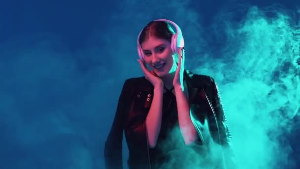 Hudba chill neon světlo lidé dívka ve sluchátkách — Stock video