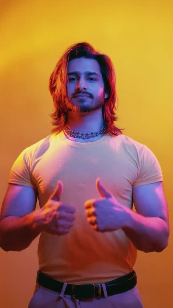 Hipster mužský portrét neon světlo lidé pozitivní — Stock video