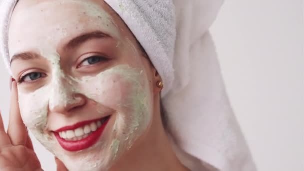 Aguacate mascarilla facial piel ablandamiento mujer cara — Vídeos de Stock