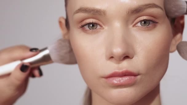 Täglicher Make-up-Pinsel auf gelangweiltem Frauengesicht — Stockvideo