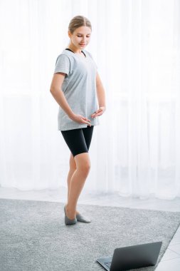 Bilgisayarlı online dans sınıfı ev eğitimi kızı