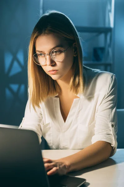 Arbeit von zu Hause aus fokussierte Frau tippt Laptop — Stockfoto