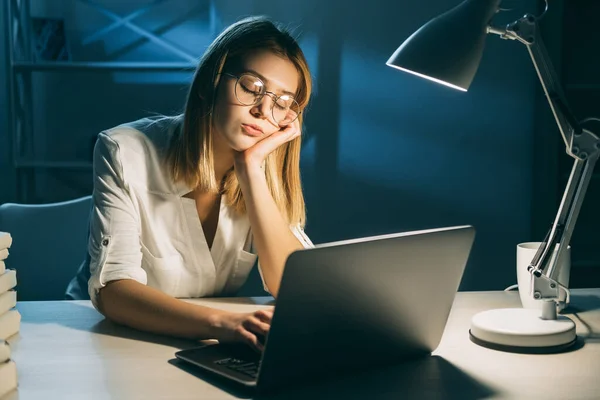 Cansancio exceso de trabajo dormir cansada mujer agotada — Foto de Stock