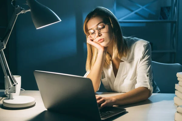 Работа из дома блокировать скучно женщина ноутбук — стоковое фото