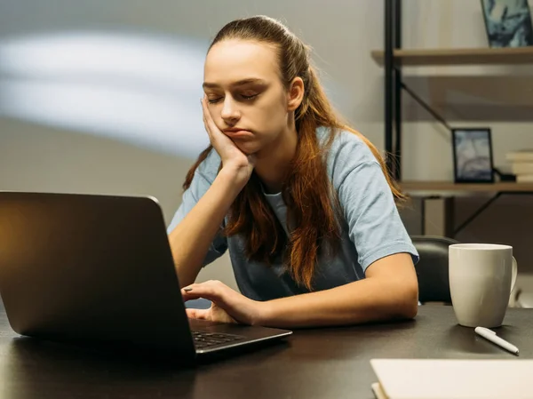 Unalmas online találkozó távoli munka alvó nő — Stock Fotó