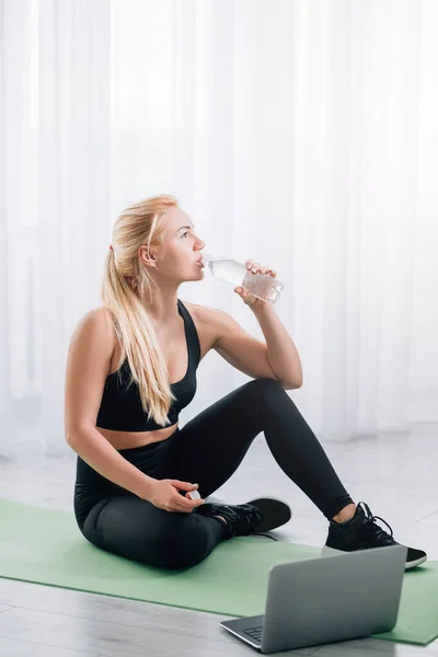 Thirsty woman hard training home fitness healthy — Stock Photo, Image