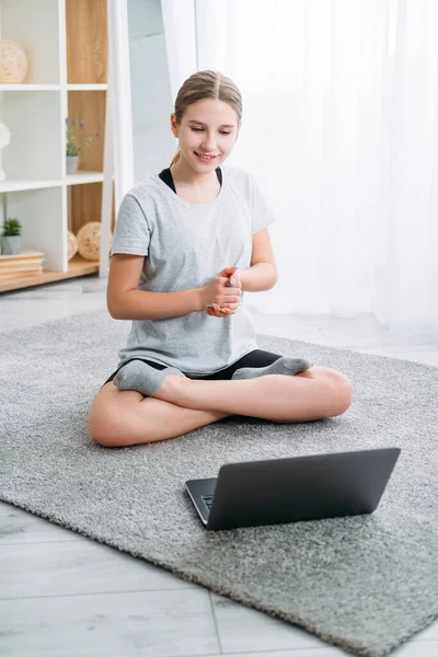 Jóga online gyerekeknek otthon gyakorlat lány laptop — Stock Fotó