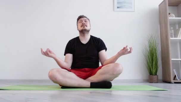 Captura zen meditación hombre casa práctica mental — Vídeo de stock