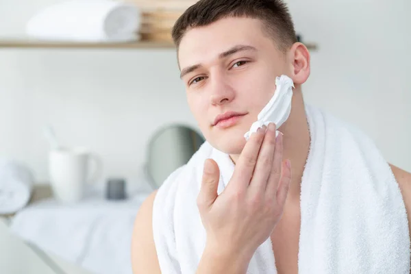 Afeitado masculino rutina cuidado de la piel espuma cosmetología —  Fotos de Stock