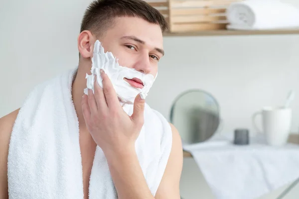 Crème à raser procédures d'hygiène du matin mousse homme — Photo