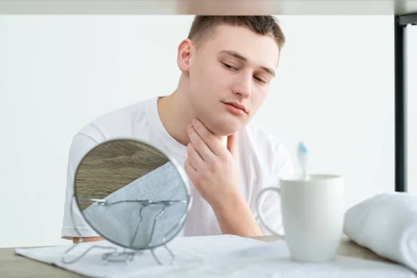 Dermatología mimar belleza cuidado de la piel hombre piel —  Fotos de Stock