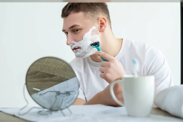 면도 하는 사람 이 일상적 인 거품 거울 면도칼을 사용 한다 — 스톡 사진