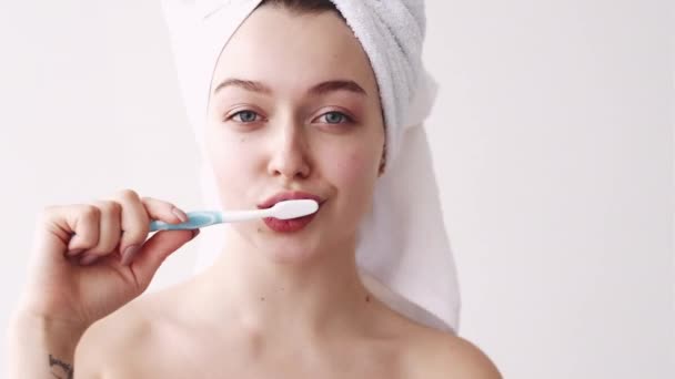 Hygiène dentaire soins buccodentaires femme brossage des dents — Video