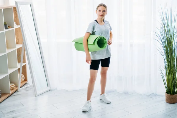 Barn Fitness hemmaträning atletisk flicka yogamatta — Stockfoto