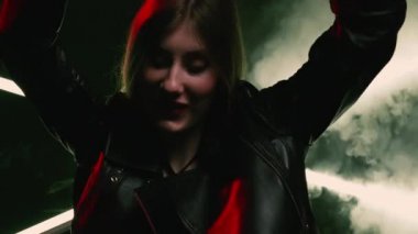 Gece partisi rengi ışık insanları dans eden neon kadın