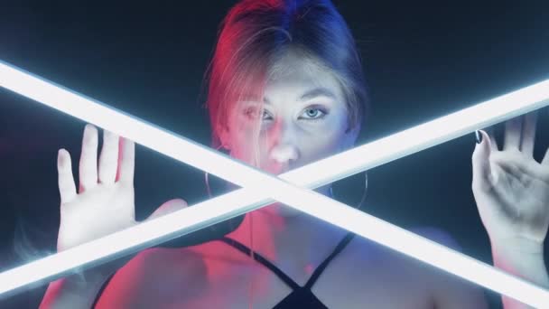 ネオンライトガール未来的なファッション女性LEDランプ — ストック動画