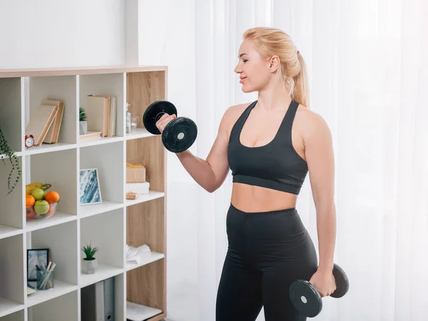 Fuerte cuerpo atlético mujer disfrutando de entrenamiento — Foto de Stock