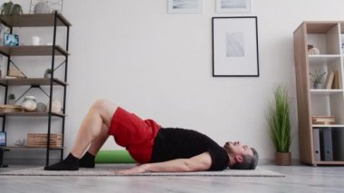 sert fitness tombul adam evde eğitim formda tutun