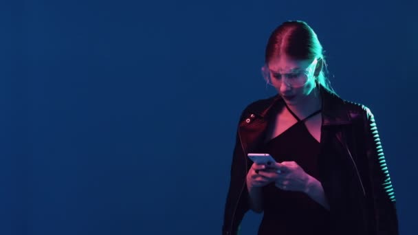 Online σύγκρουση cyberpunk κορίτσι γραπτών μηνυμάτων στο τηλέφωνο — Αρχείο Βίντεο