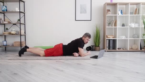 Duro exercício gorduroso homem online formação casa ginásio — Vídeo de Stock