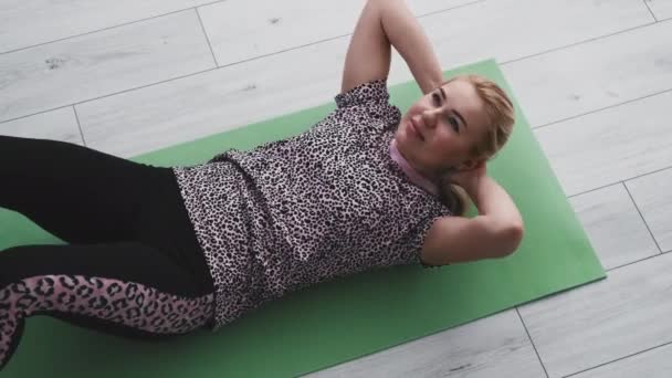 Perfekter Körper athletische Frau zu Hause Training Gesundheit — Stockvideo