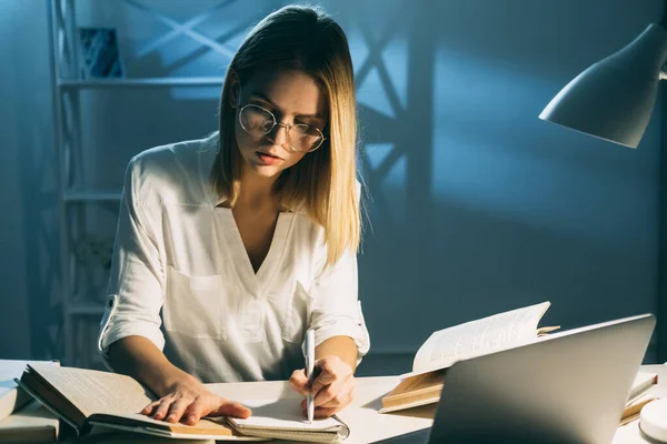 Night study online learning woman reading — Foto de Stock