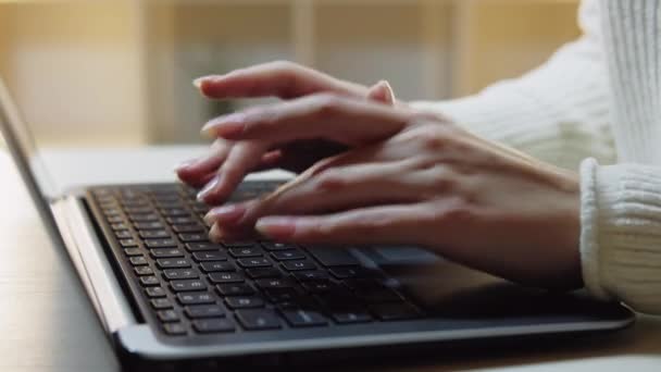 Lavoro laptop scadenza progetto scrittore femminile — Video Stock