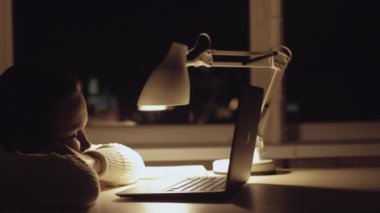 Yorgun kadın çevrimiçi eğitim hakkında aşırı bilgi yüklüyor