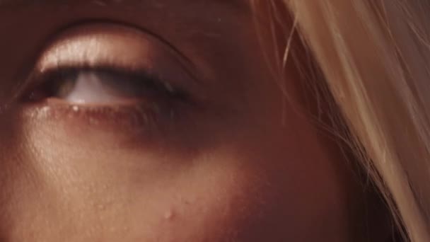 Realce beleza mulher rosto olho nariz lábios cheios — Vídeo de Stock