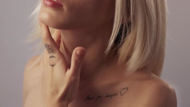 Уход за кожей женщины касаясь шеи голые плечи — стоковое видео