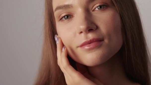 Cura della pelle bellezza naturale donna toccare viso morbido — Video Stock