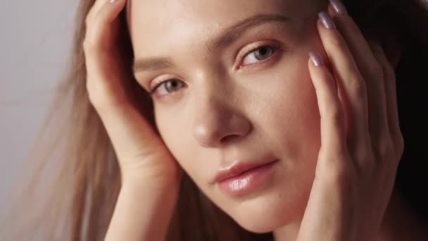 Hälsosam skönhet naturlig hudvård kvinna strålande ansikte — Stockvideo