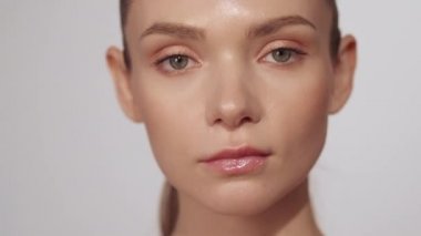Kadın doğal güzellikle, çıplak makyajla ışıl ışıl ciltle yüzleşir