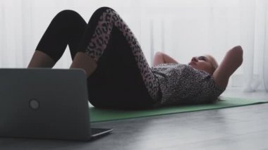 Mükemmel vücut sportmenliği çevrimiçi.