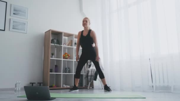 Aerobic fitness sportive woman online training — Video