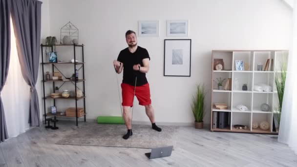 Godendo di fitness casa maschio sport stile di vita sano — Video Stock