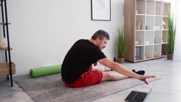 Entrenamiento en casa divertido hombre fitness principiante saludable — Vídeo de stock