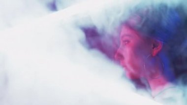 Neon ışığı yüzlü siber punk güzellik kızı duman içinde.