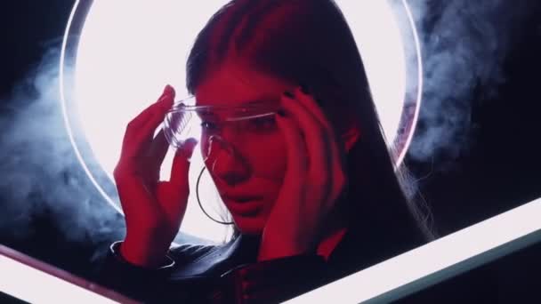 Cyberpunk personas color luz cara mujer gafas — Vídeo de stock