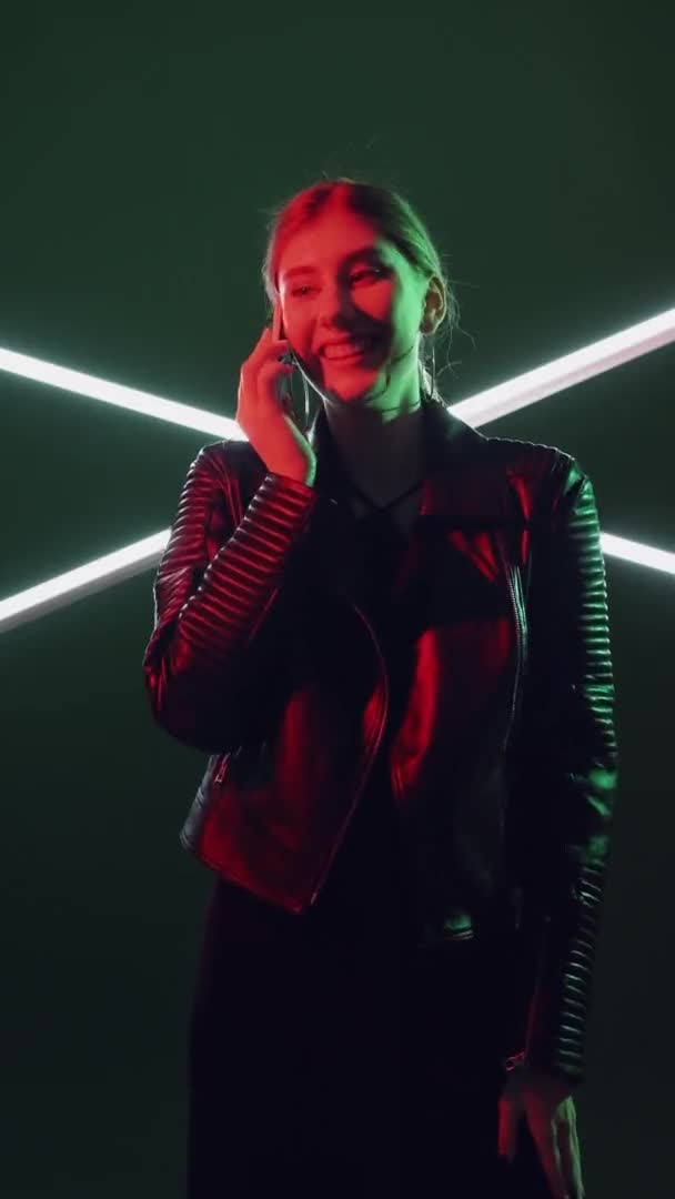 Telefoongesprek neon licht mensen rood vrouw op groen — Stockvideo