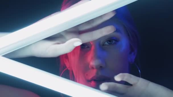 Neón luz cara cyberpunk belleza rosa azul mujer — Vídeo de stock