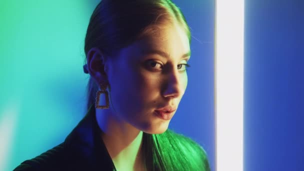 Neon lys skønhed ansigt konturere selvsikker kvinde – Stock-video