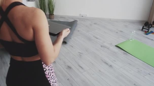 Home fitness atletische vrouw online training video — Stockvideo
