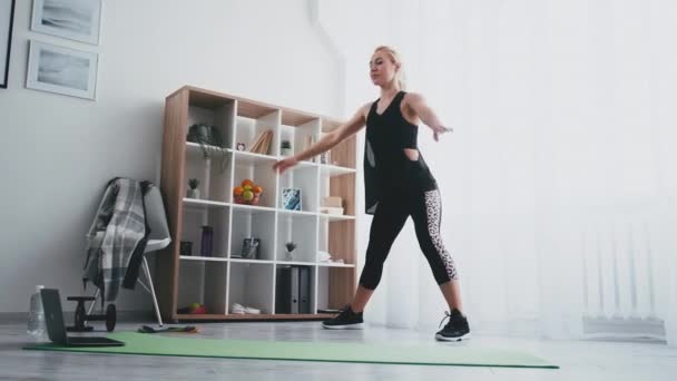 Stretching motion fitness kvinna online träning — Stockvideo