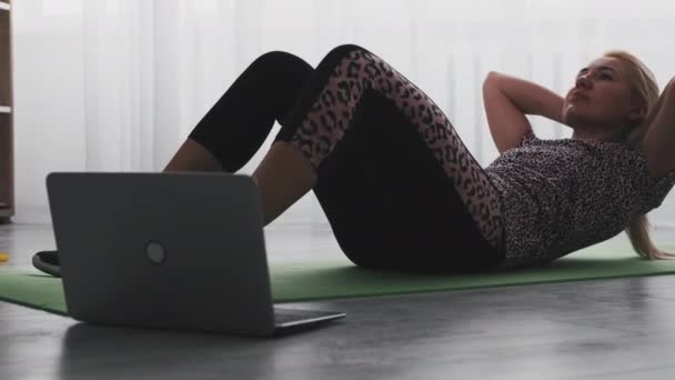 Ev fitness bayan spor çevrimiçi eğitim formda tutun — Stok video