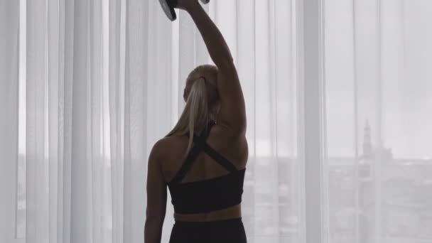 Сильне тіло спортивної жінки вдома фітнес вага — стокове відео