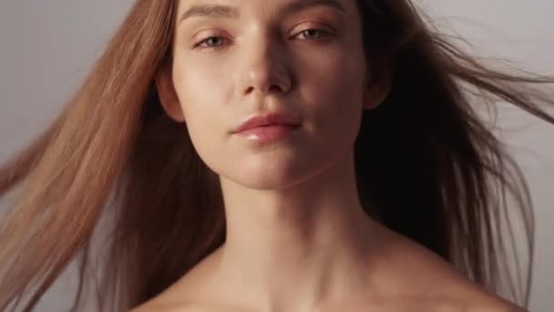 Modello di bellezza naturale viso donna con trucco nudo — Video Stock