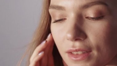 Yaşlanma karşıtı cilt tazeleme kadın yüzü