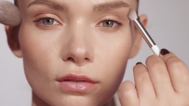 Professionelles Make-up Schönheitssalon Pinsel Frau Gesicht — Stockvideo
